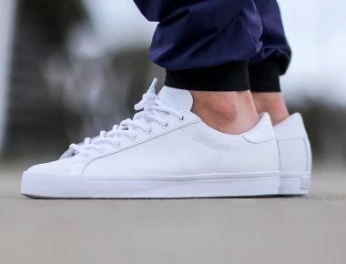 Πώς να κάνεις τα λευκά σου sneakers να δείχνουν σαν καινούρια